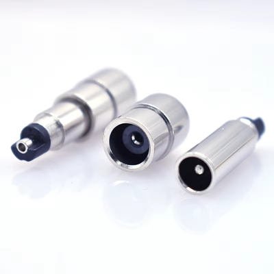 Gleichstromstecker und Jack-Adapter zum Laden und Anschluss